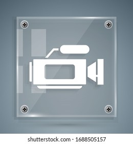 Icono de cámara de cine blanco aislado en fondo gris. Cámara de video. Signo de película. Proyector de película. Paneles de vidrio cuadrado. Ilustración vectorial