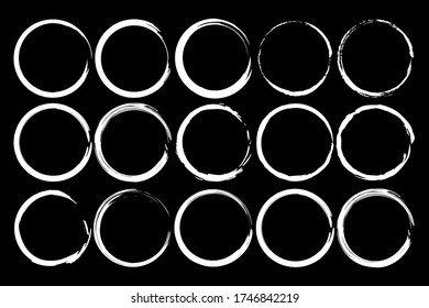 Círculo blanco de garabatos sobre un fondo negro. Conjunto de marcos redondos dibujados a mano. Foto de stock.
