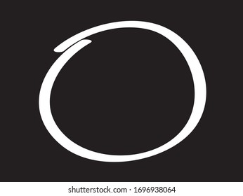Dibujo de la pluma en círculo blanco. Resalte el círculo dibujado a mano aislado sobre fondo negro. Círculo blanco manuscrito. Para la revisión de marcadores, lápiz, logotipo y texto. Ilustración del vector