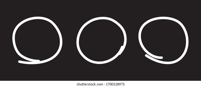 Juego de dibujo de la pluma de círculo blanco. Resalte el círculo dibujado a mano aislado sobre fondo negro. Círculo blanco manuscrito. Para la revisión de marcadores, lápiz, logotipo y texto. Ilustración del vector