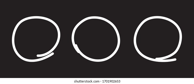 Juego de dibujo de la pluma de círculo blanco. Resalte el círculo dibujado a mano aislado sobre fondo negro. Círculo blanco manuscrito. Para la revisión de marcadores, lápiz, logotipo y texto. Ilustración del vector