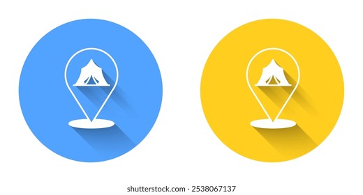 Icono blanco de la tienda del circo aislado con el fondo largo de la sombra. Carpa de camping de carnaval. Parque de atracciones. Botón circular. Vector