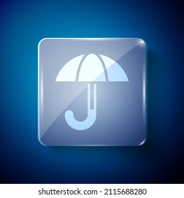 Clásico Blanco elegante abrir icono del paraguas aislado en fondo azul. Símbolo de protección contra la lluvia. Paneles de vidrio cuadrado. Vector