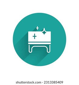 Icono de la mesa de madera blanca limpia aislado con una gran sombra. Botón Círculo verde. Vector
