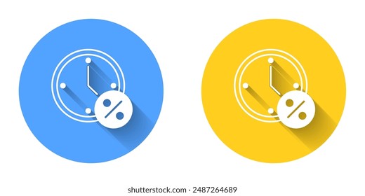 Reloj blanco y porcentaje de descuento icono aislado con fondo de sombra larga. Botón circular. Vector