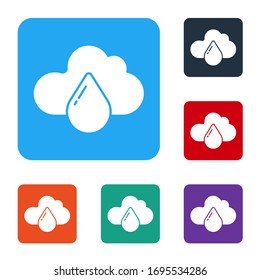 Nube Blanca con icono de lluvia aislado en fondo blanco. Precipitación de nubes de lluvia con gotas de lluvia. Establecer iconos en botones cuadrados de color. Ilustración vectorial