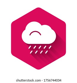 Nube Blanca con icono de lluvia aislado con sombra larga. Precipitación de nubes de lluvia con caídas de lluvia. Botón hexágono rosado. Ilustración vectorial