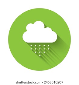 Nube blanca con icono de lluvia aislado con sombra larga. Precipitación con lluvia con gotas de lluvia. Botón círculo verde. Vector