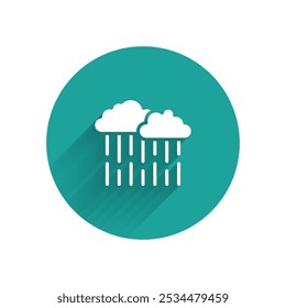 Nube blanca con el icono de la lluvia aislado con la sombra larga. Precipitación de nubes de lluvia con gotas de lluvia. Botón de círculo verde. Vector