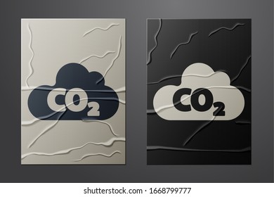 Weiße CO2-Emissionen in Cloud-Symbol einzeln auf zerbrochenem Papierhintergrund. Kohlendioxidformel, Konzept der Smog-Verschmutzung, Umweltkonzept. Kunststil aus Papier. Vektorillustration-Illustration