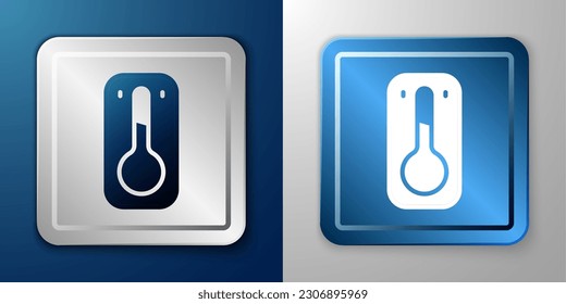 Icono del termómetro de café blanco aislado en fondo azul y gris. Botón cuadrado plateado y azul. Vector