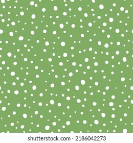 El color blanco marca un patrón impecable y el fondo verde.