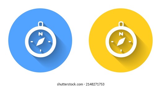 Icono de brújula blanca aislado con fondo de sombra larga. Símbolo de navegación de Windrose. Signo de rosa eólica. Botón Círculo. Vector