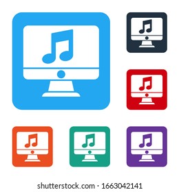 Equipo blanco con símbolo de nota musical en el icono de pantalla aislado en fondo blanco. Establecer iconos en botones cuadrados de color. Ilustración vectorial