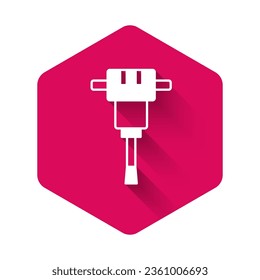 Icono de jackhammer de la Construcción Blanca aislado con fondo de sombra larga. Botón hexágono rosado. Vector