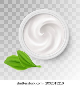 Crema de cosméticos blancos en la vista superior del contenedor del paquete con hoja verde. Aplicable a los anuncios de productos lácteos o cosméticos o al diseño de envases sobre fondo transparente