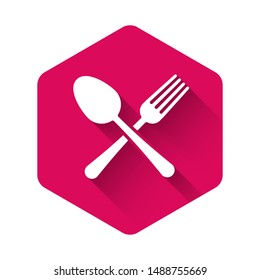 Branco Cruzado bifurcação e colher ícone isolado com sombra longa. Utensílios de cozinha. Sinal de talheres. Botão hexágono rosa. Ilustração de vetor