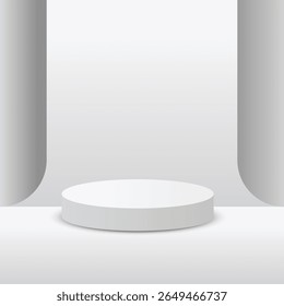 Uma plataforma cilíndrica branca fica centralizada, flanqueada por paredes brancas curvas, banhada em luz macia e difusa, criando um espaço de apresentação minimalista, limpo e sereno.