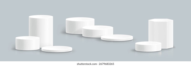 Weiße zylindrische Podiumsplattformen auf grauem Bigbag für Bühnenausstellung - verschiedene Höhen mit runden und sechseckigen Sockeln und glatten Oberflächen. Produktpräsentation steht für Schaufenster- oder Ausstellungslayouts.