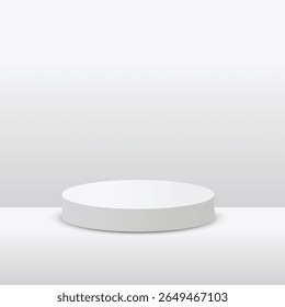 Um pódio cilíndrico branco fica centrado em uma superfície branca contra um fundo branco gradiente, banhado em luz macia e difusa, criando um ambiente minimalista e limpo.