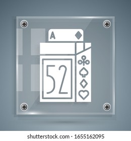 Icono de juego de cartas en blanco aislado en fondo gris. Juegos de casino. Paneles de vidrio cuadrado.  Ilustración vectorial