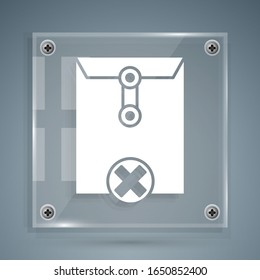 Icono de sobre Eliminar blanco aislado en fondo gris. Eliminar o letra de error. Cruzar el mensaje. Correo rechazado. Paneles de vidrio cuadrado.  Ilustración vectorial