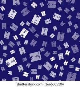 Icono de envolvente de borrado blanco aislado en fondo azul. Eliminar o letra de error. Cruzar el mensaje. Correo rechazado. Ilustración vectorial