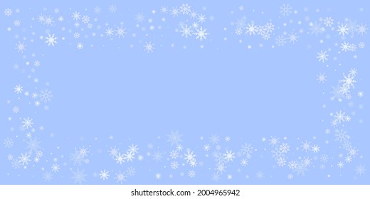 Weiße, zarte Schneeflocken sind auf blauem Hintergrund verstreut. Festlicher Hintergrund, Postkartendesign, Tapete