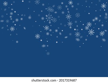 Weiße, zarte Schneeflocken sind auf blauem Hintergrund verstreut. Festlicher Hintergrund, Postkartendesign, Tapete