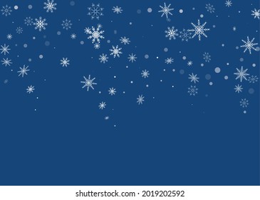 Los delicados copos de nieve a cielo abierto están esparcidos en un fondo azul. Fondo festivo, diseño postal, papel tapiz