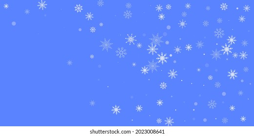 Los delicados copos de nieve a cielo abierto están esparcidos en un fondo azul. Fondo festivo, diseño postal, papel tapiz