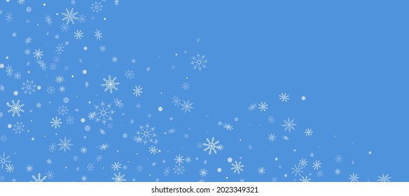 Los delicados copos de nieve a cielo abierto están esparcidos en un fondo azul. Fondo festivo, diseño postal, papel tapiz