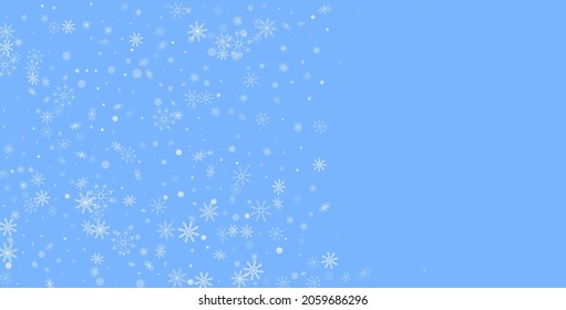 Los delicados copos de nieve a cielo abierto están esparcidos en un fondo azul. Fondo festivo, diseño postal, papel tapiz