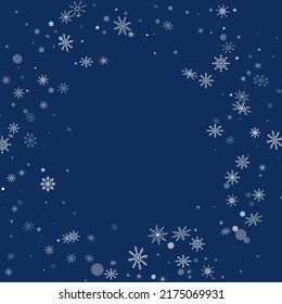Los delicados copos de nieve a cielo abierto están esparcidos en un fondo azul. Fondo festivo, diseño postal, papel tapiz