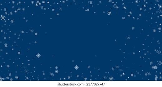 Los delicados copos de nieve a cielo abierto están esparcidos en un fondo azul. Fondo festivo, diseño postal, papel tapiz