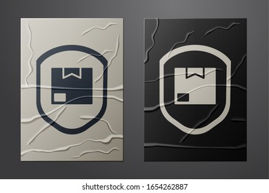 Seguridad del paquete de entrega blanca con un icono de escudo aislado en el fondo de papel. Seguro de entrega. Caja de cartón asegurada más allá de la pantalla. Estilo de arte de papel.  Ilustración vectorial