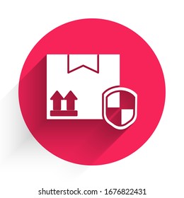 Seguridad del paquete White Delivery con un icono de escudo aislado con una sombra larga. Seguro de entrega. Caja de cartón asegurada más allá de la pantalla. Botón de círculo rojo.  Ilustración vectorial