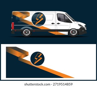 Una furgoneta de reparto blanca con un dinámico Diseño gráfico de rayos naranja y azul.