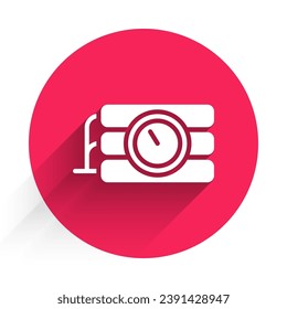 White Detonate-Dynamite-Bombe-Stick und Timer-Uhr-Symbol einzeln auf langen Schatten. Zeitbombe - Explosionsgefährdungskonzept. Roter Kreis-Knopf. Vektorgrafik