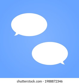 Nube de diálogo blanco sobre fondo azul. Burbujas de voz blancas en blanco. Ilustración vectorial aislada. 