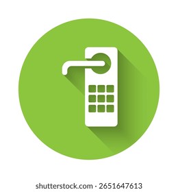 Cerradura de puerta digital blanca con tecnología inalámbrica para desbloquear el icono aislado con sombra larga. Señal de la manija de la puerta. Casa inteligente de seguridad. Botón de círculo verde. Ilustración vectorial