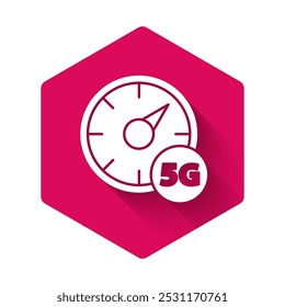 Conceito de medidor de velocidade Digital branco com ícone 5G isolado com sombra longa. Tecnologia de taxa de dados de conexão de alta velocidade de rede global. Botão hexágono rosa. Vetor