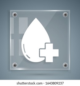 Weiße Spende Blut mit Kreuzsymbol einzeln auf grauem Hintergrund. Viereckige Glasplatten. Vektorillustration-Illustration
