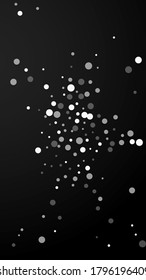 Los blancos marcan el fondo de la Navidad. Sutiles copos de nieve volando y estrellas de fondo negro. Plantilla de superposición de copos de nieve de plata en invierno vivo. Ilustración vertical de buen aspecto.