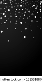 Weiße Punkte Weihnachtshintergrund. Subtile fliegende Schneeflocken und Sterne auf schwarzem Hintergrund. Schöne Winterschneeflocke. Beeindruckende vertikale Illustration.