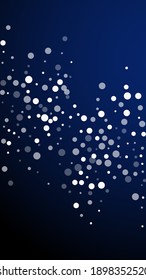 Los blancos marcan el fondo de la Navidad. Sutiles copos de nieve volando y estrellas en un fondo azul oscuro. Plantilla de superposición de copos de nieve de plata en invierno vivo. Ilustración vertical vacilante.