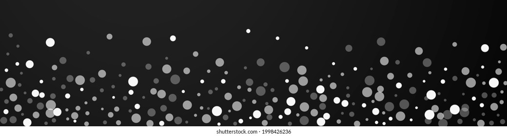 Weiße Punkte Weihnachtshintergrund. Subtile fliegende Schneeflocken und Sterne auf schwarzem Hintergrund. Atemberaubende Winterschneeflocke. Extra Panoramabildung.
