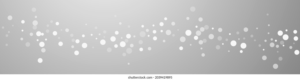 Weiße Punkte Weihnachtshintergrund. Subtile fliegende Schneeflocken und Sterne auf grauem Hintergrund. Atemberaubende Winterschneeflocke. Charmante Panorama-Illustration.