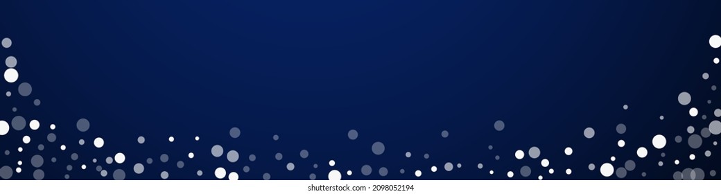 Los blancos marcan el fondo de la Navidad. Sutiles copos de nieve volando y estrellas en un fondo azul oscuro. Moda de superposición de copos de nieve de plata de invierno audaz. Ilustración panorámica desigual.