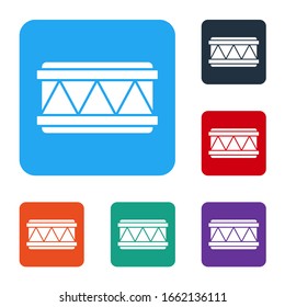 Icono de Tambor Blanco aislado en fondo blanco. Signo musical. Símbolo de instrumento musical. Establecer iconos en botones cuadrados de color. Ilustración vectorial